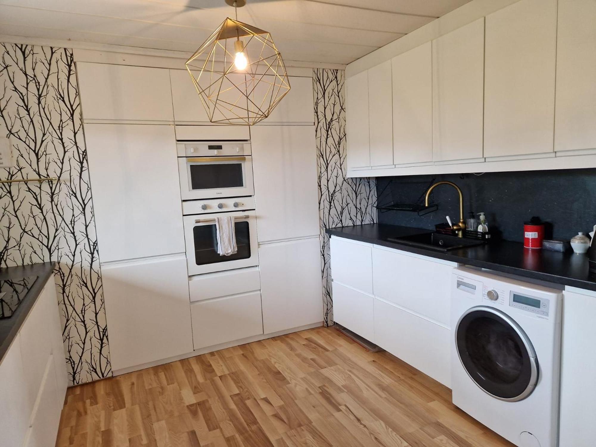 Villa Med Egen Parkering. Moejlighet Att Boka Fran 1 Och Upp Till 5 Personer. Örebro Exterior foto