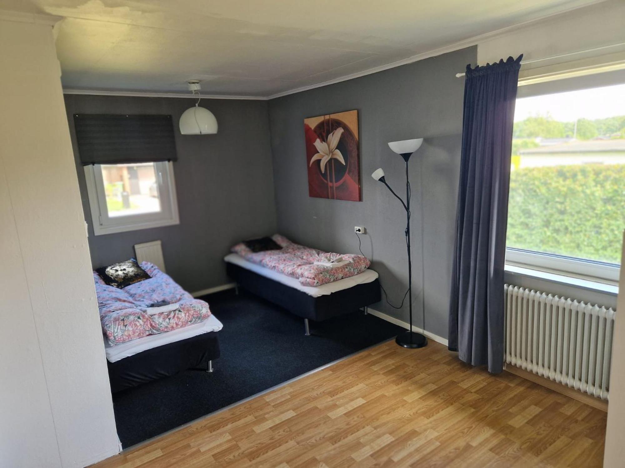 Villa Med Egen Parkering. Moejlighet Att Boka Fran 1 Och Upp Till 5 Personer. Örebro Exterior foto